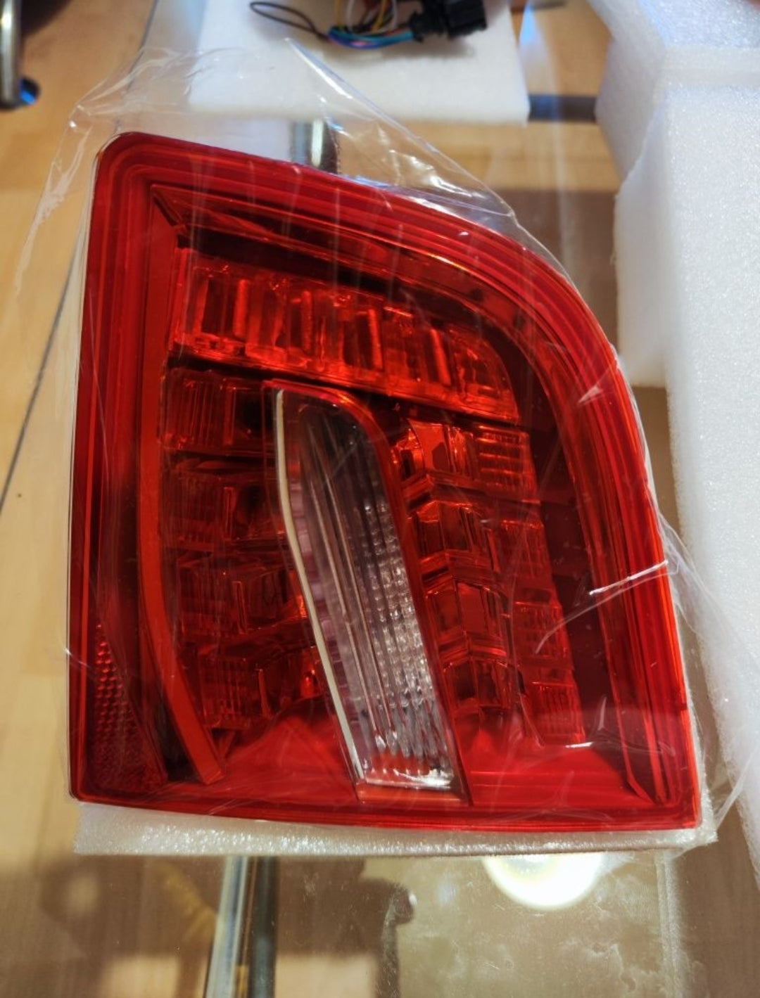 Lampa Tripla Stop spate portbagaj Audi A6 C6 4F Facelift