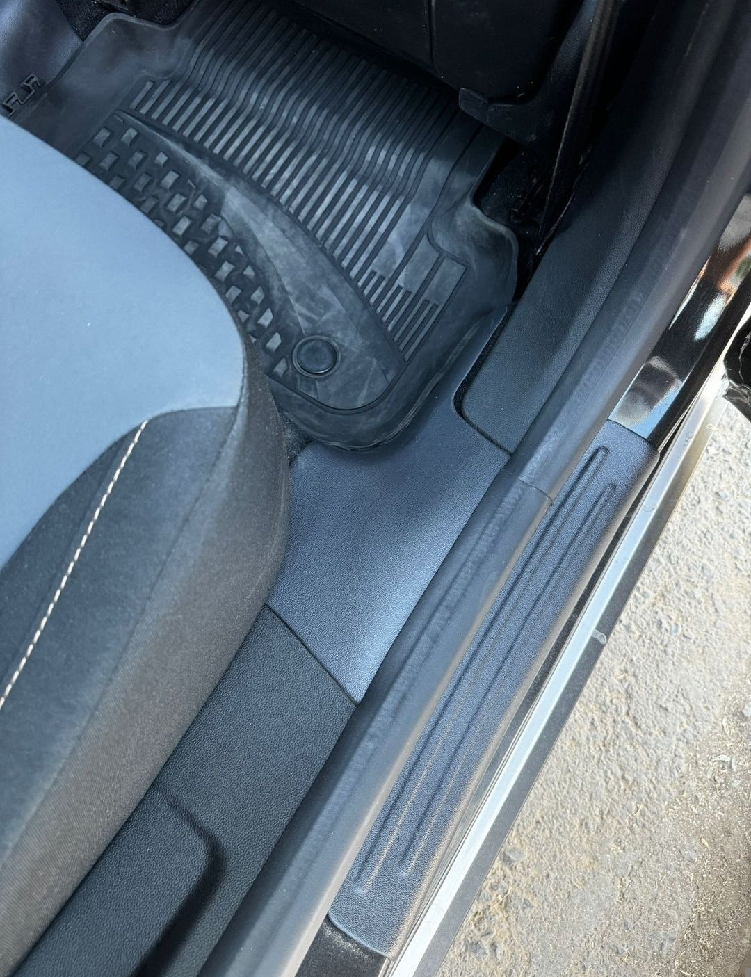 Set ornamente protectie interior praguri covor Dacia Sandero 3 MK3